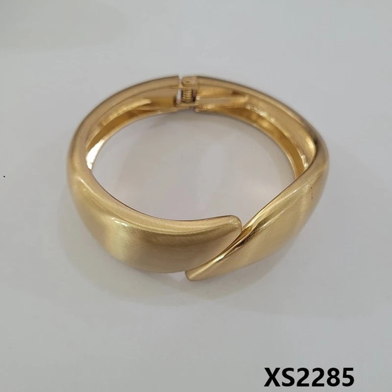 Sculpted Elegance Bangle Se